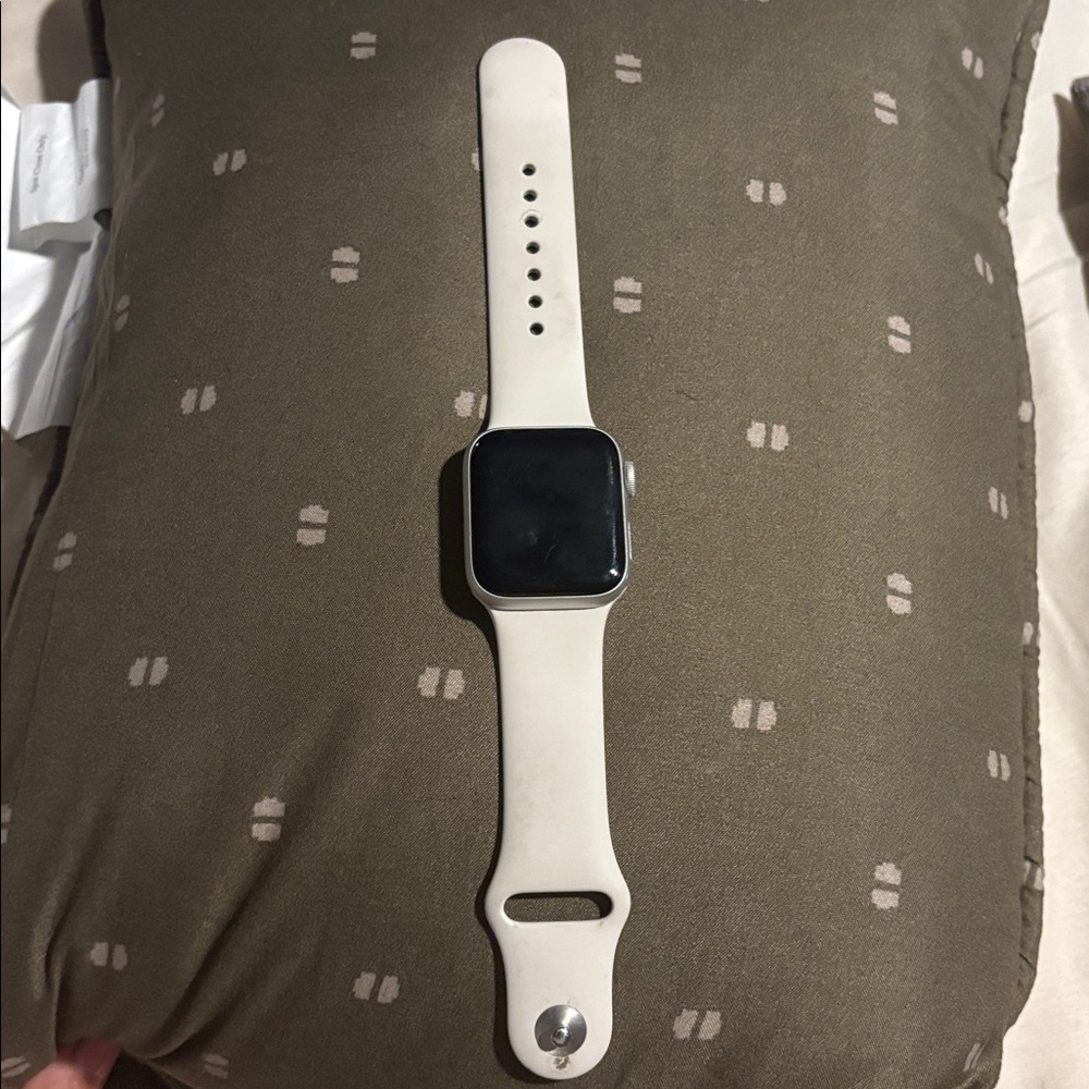 Silver 40mm Apple Watch - Picture 2 of 4